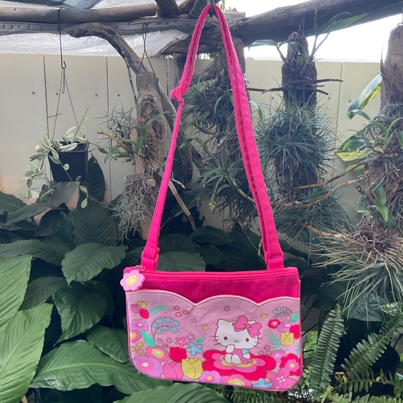 Sanrio Hello Kitty Adorable Purse - Picture 3 of 6